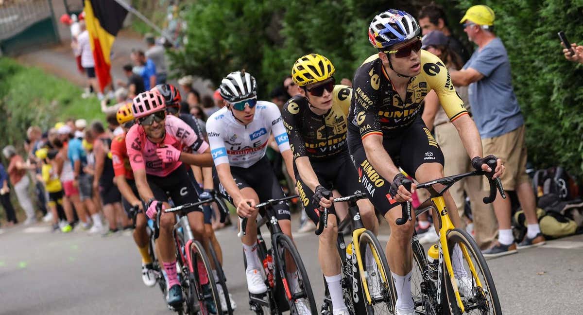 Van Aert, hoy, tirando de Vingegaard y Pogacar. /Reuters