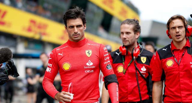 Sainz cree en la mejora real del Ferrari: “Estamos compitiendo ya”
