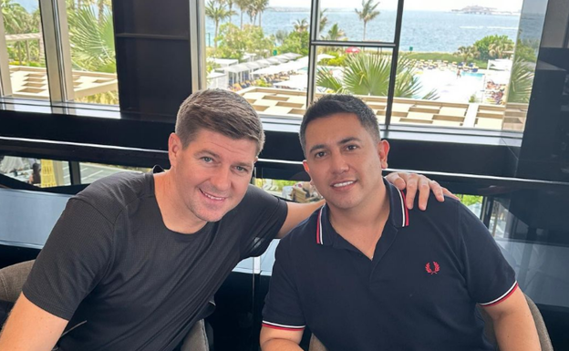 Gerrard y Jorge García durante los días de negociaciones.