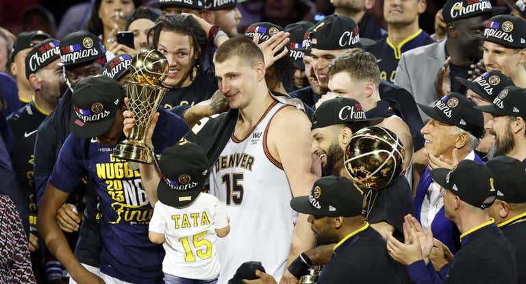Nikola Jokic con el trofeo de MVP de las Finales de la NBA.