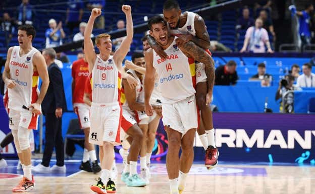 Willy Hernangómez tras ganar el Eurobasket. Reuters