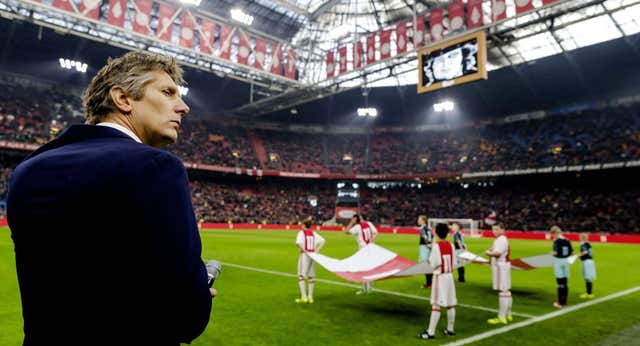 Van der Sar, en la UCI tras sufrir una hemorragia cerebral