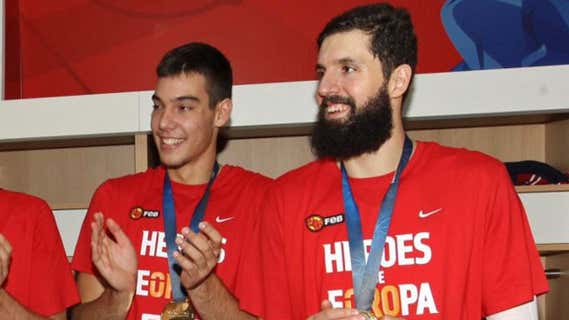 Willy Hernangómez y Nikola Mirotic tras conquistar el Eurobasket en 2017./EFE