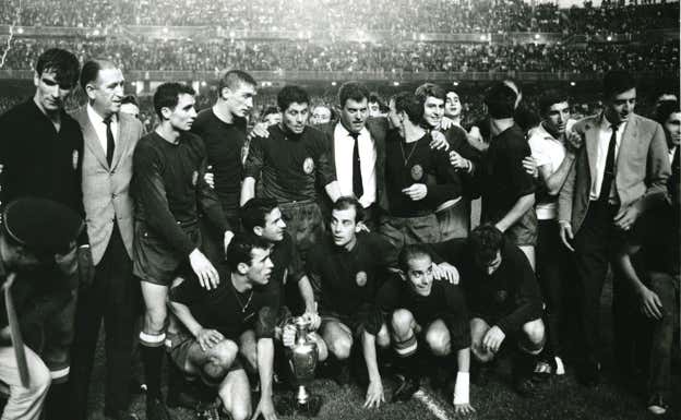 Luis Suárez, agachado con una venda en el brazo izquierdo, en la Eurocopa de 1964. ABC