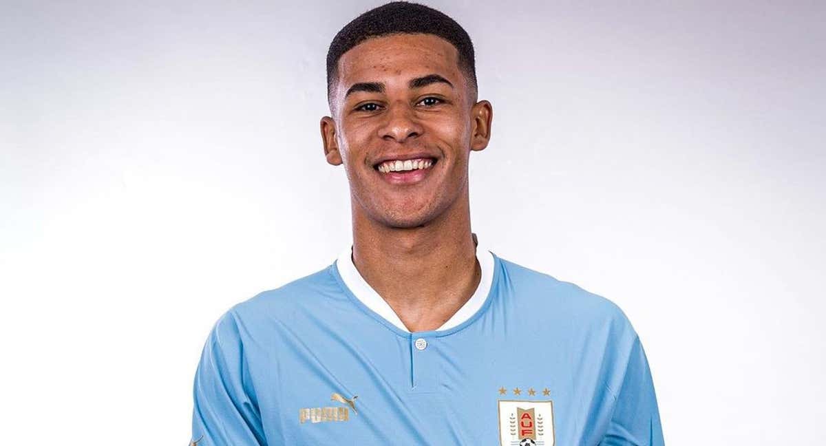 Santiago Mouriño posa con la camiseta de la selección uruguaya.