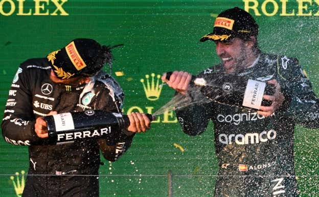 Hamilton y Alonso celebran un podio conseguido este año.  Reuters