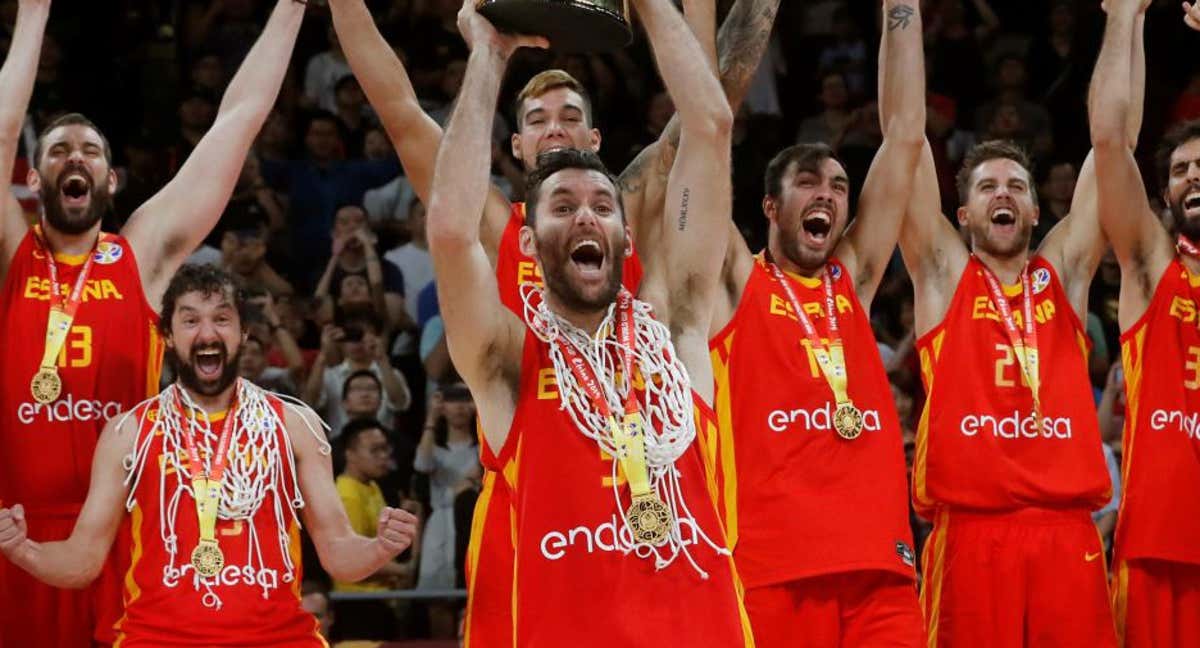 Rudy Fernández con el trofeo del Mundial de 2019./Efe