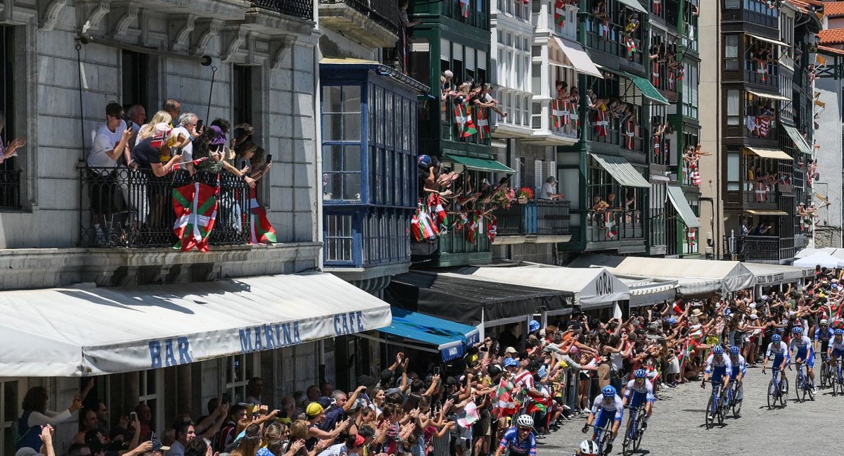 El pelotón, a su paso por el País Vasco en el inicio del Tour.