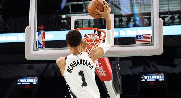 Victor Wembanyama machaca en la sesión de fotos con los Spurs.