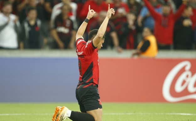 Vitor Roque celebra un gol con Paranaense.  EFE