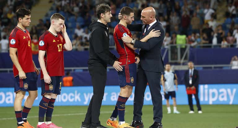 Luis Rubiales consuela a Abel Ruiz tras perder la final del Europeo Sub-21.