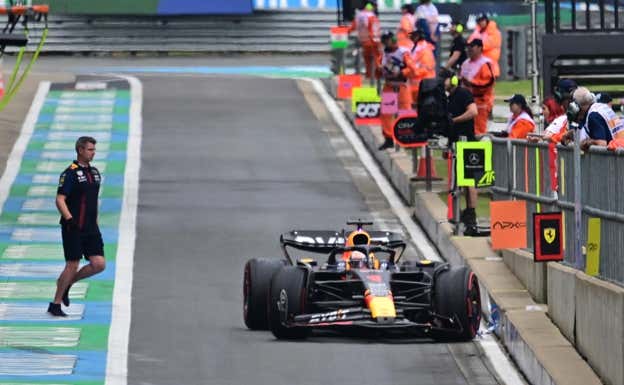 Max Verstappen, tras tocarse contra el muro de boxes en la Q1 del GP de Gran Bretaña.  EFE