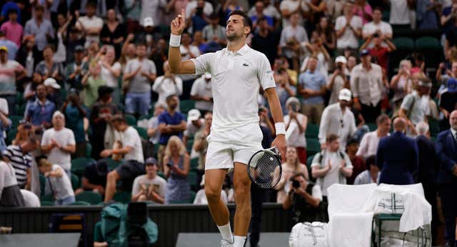 Un Djokovic de récord gana a Wawrinka y al reloj
