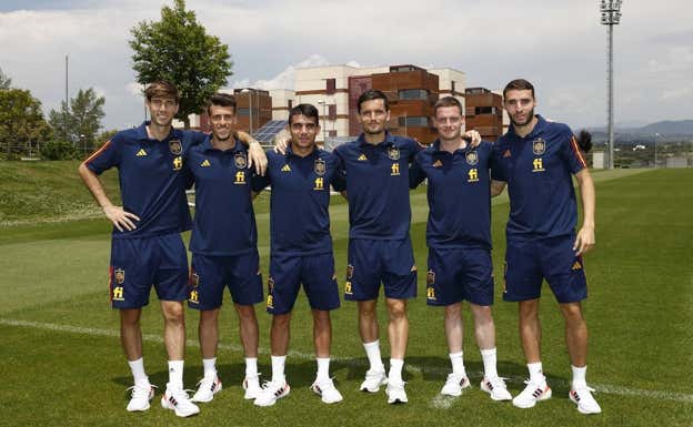 Miranda (izda.), Blanco, Víctor G., Guillamón, Sergio Gómez y Abel Ruiz, seis integrantes de la generación 2000.  EFE