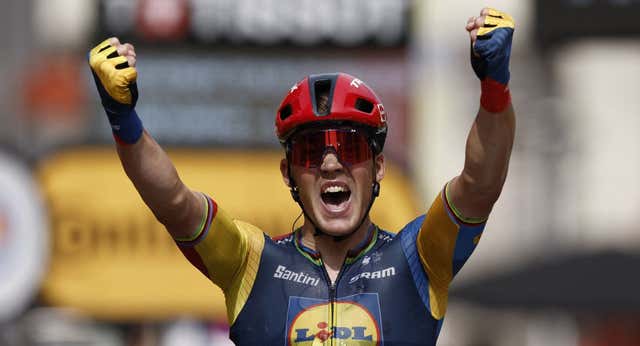 Mads Pedersen gana el día en el que Cavendish dice adiós al Tour de Francia
