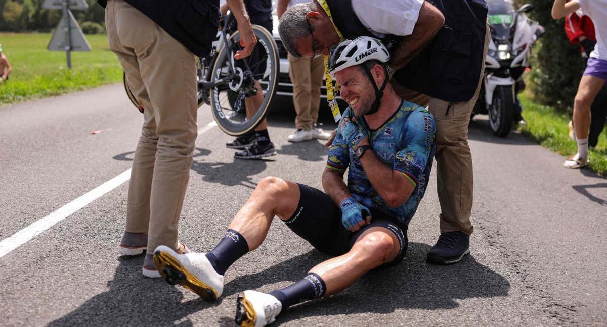 Mark Cavendish tras la caída en la octava etapa del Tour./REUTERS