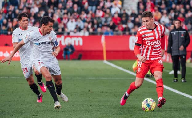 Rodrigo Riquelme en su cesión al Girona con el balón en juego contra el Sevilla.  QUAY: ABC