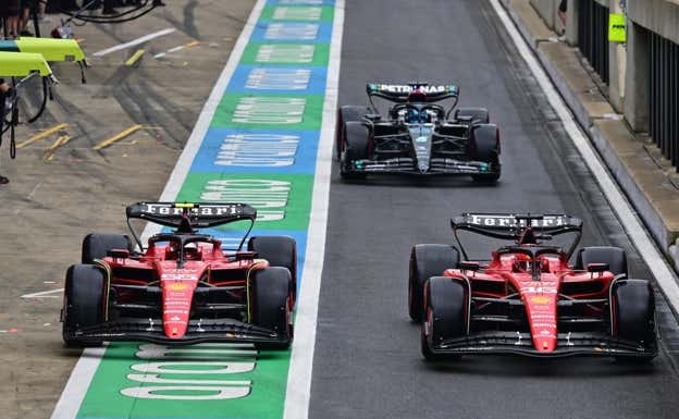 Carlos Sainz deja pasar a Charles Leclerc en boxes durante la Q1 del GP de Gran Bretaña, en Silverstone.  EFE