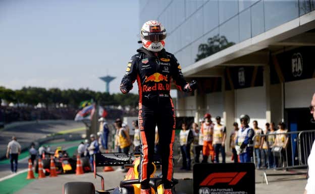 Max Verstappen sobre un coche de Fórmula 1. EFE