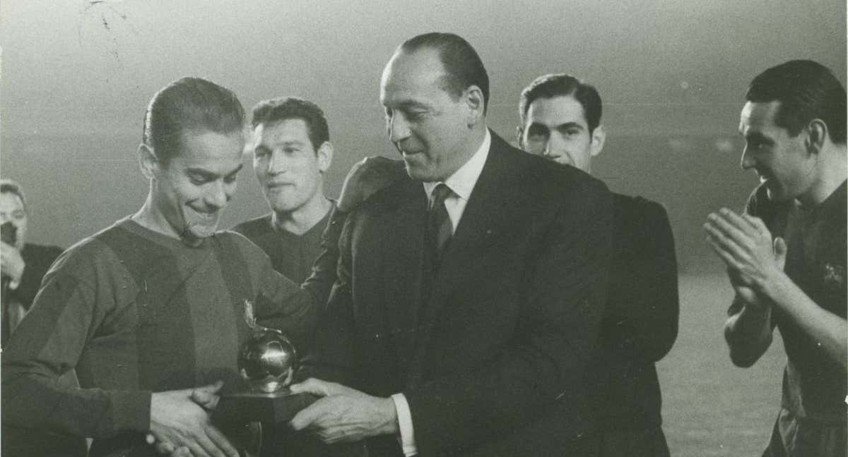 Luis Suárez recibe el Balón de Oro de 1960.
