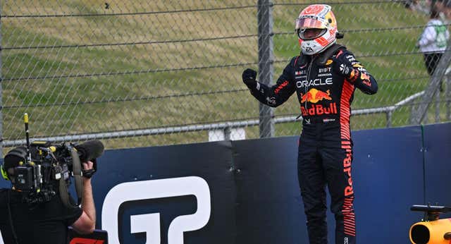 Verstappen resiste la apuesta de McLaren en Silverstone; Alonso acaba séptimo y Ferrari falla