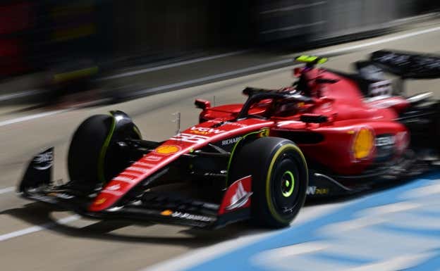 Carlos Sainz entra en su parada en boxes en Silverstone.  EFE