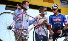 Mathieu Van der Poel llora emocionado en memoria de su abuelo Raymond Poulidor