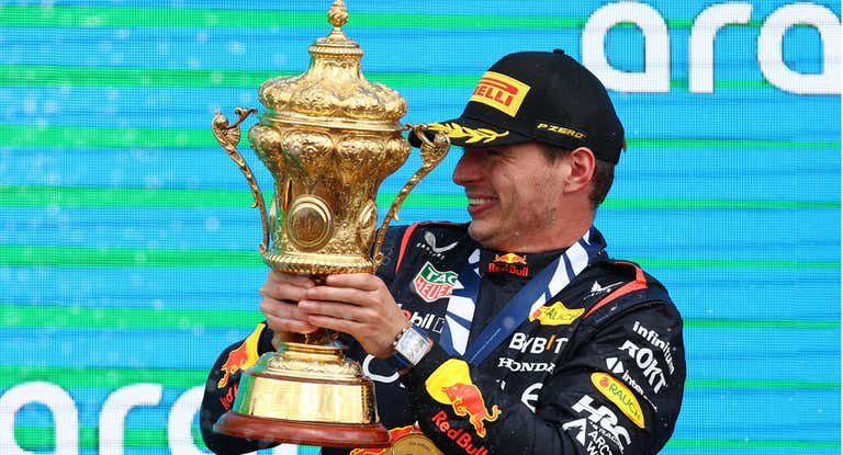 Max Verstappen sostiene el trofeo tras ganar en Silverstone.