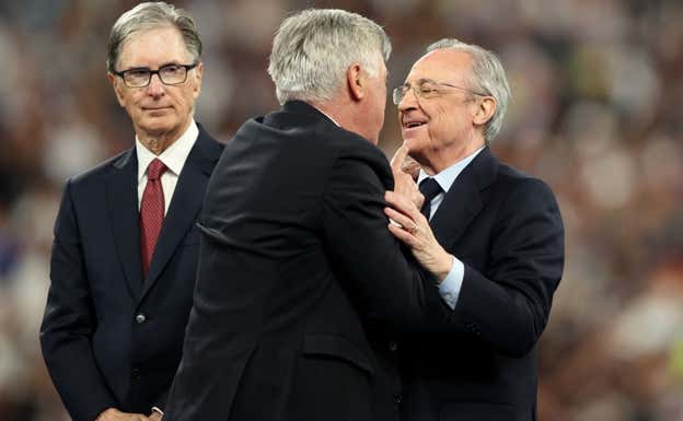 Florentino Pérez felicita a Carlo Ancelotti. AFP