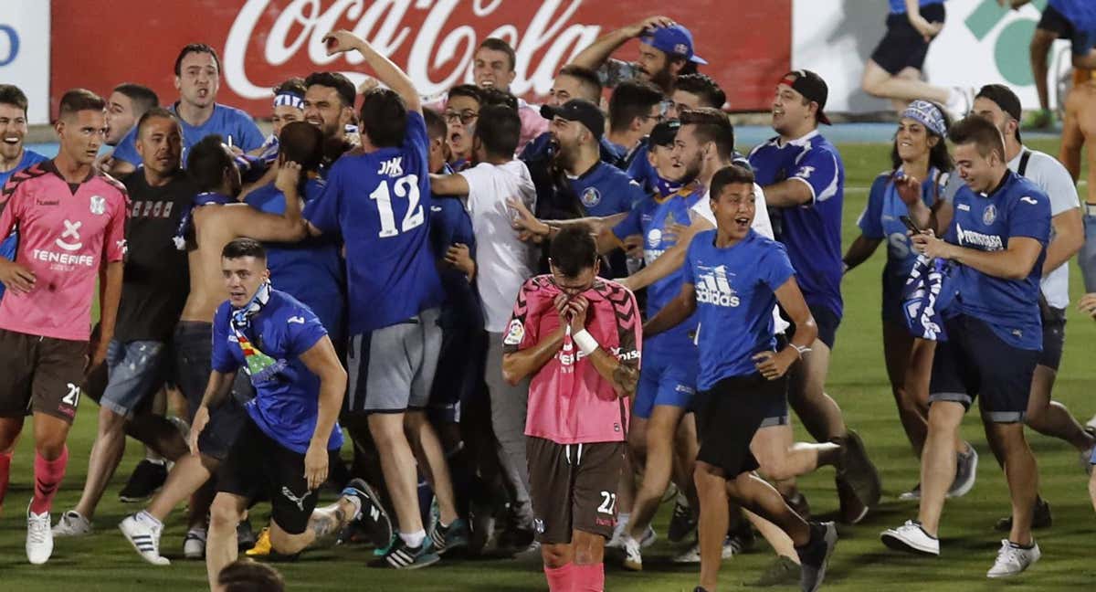 Aficionados del Getafe celebran ante el Tenerife el ascenso a Primera en 2017.