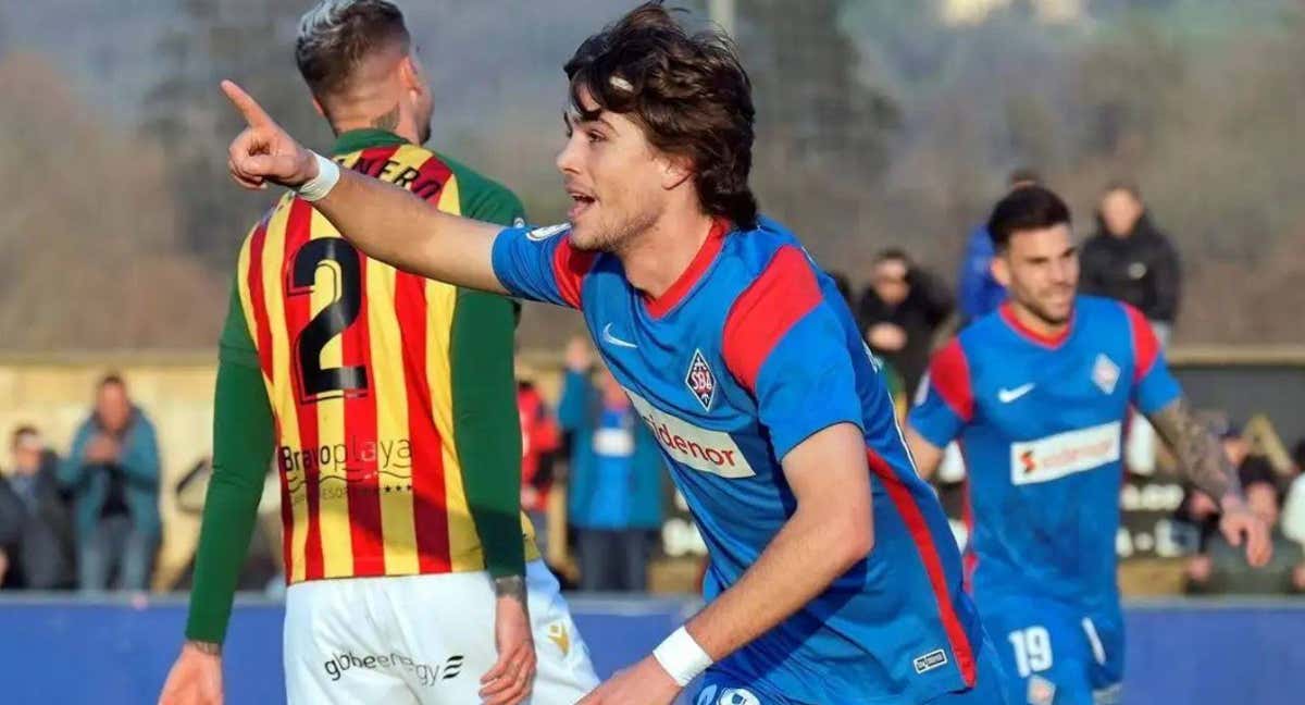 Julen Jon celebra un gol con el Amorebieta. /Marieli Oviedo