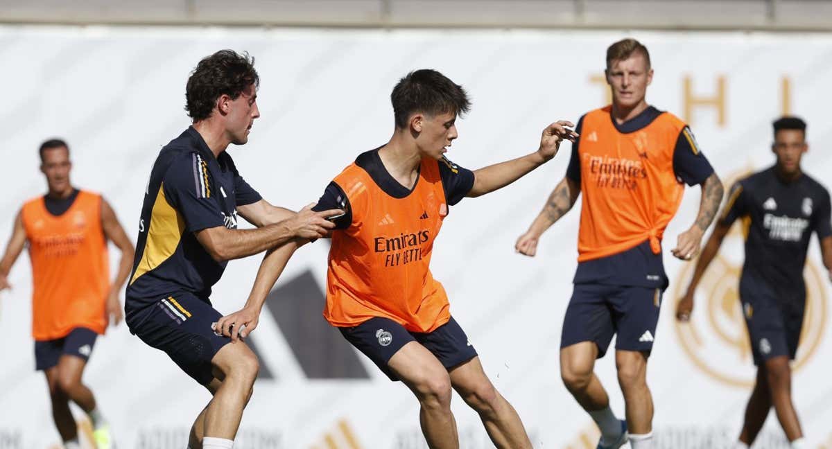 Güler conduce la pelota ante la presencia de Odriozola.