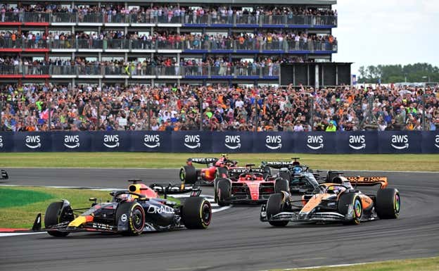 Max Verstappen supera a Lando Norris por el liderato en el GP de Gran Bretaña 2023 de F1.  EP
