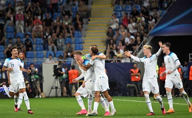 Los ingleses celebran el gol del triunfo en el Europeo Sub-21. REUTERS