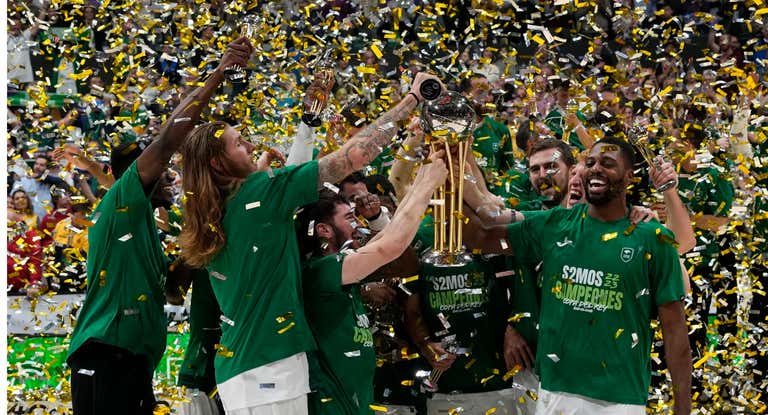 Los jugadores de Unicaja Málaga celebrando su victoria en la final de la Copa del Rey tras derrotar a Lenovo Tenerife.
