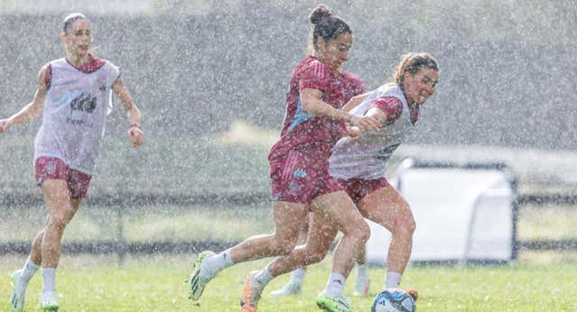 Ni la lluvia frena a España