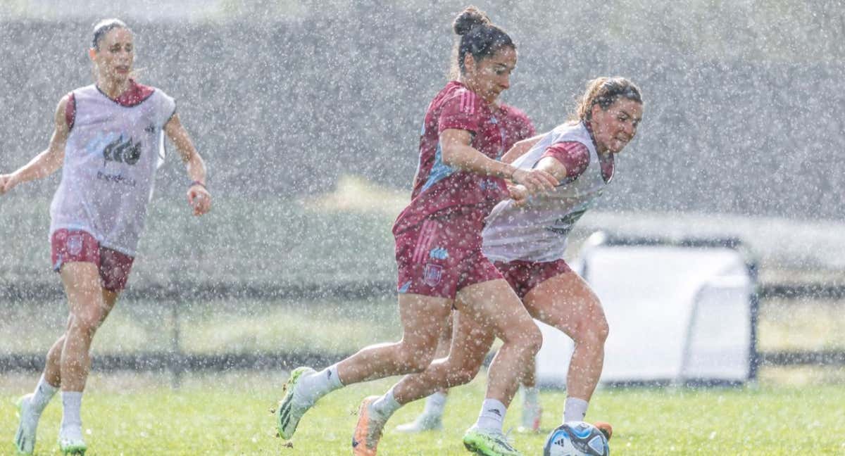 Las jugadoras de la Selección española entrenan bajo la lluvia de Aukland.