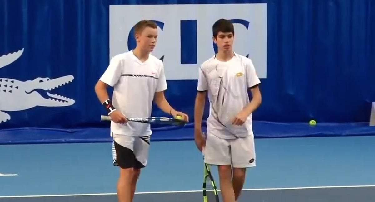 Carlos Alcaraz y Holger Rune, formando pareja de dobles en Les Petits As 2017.