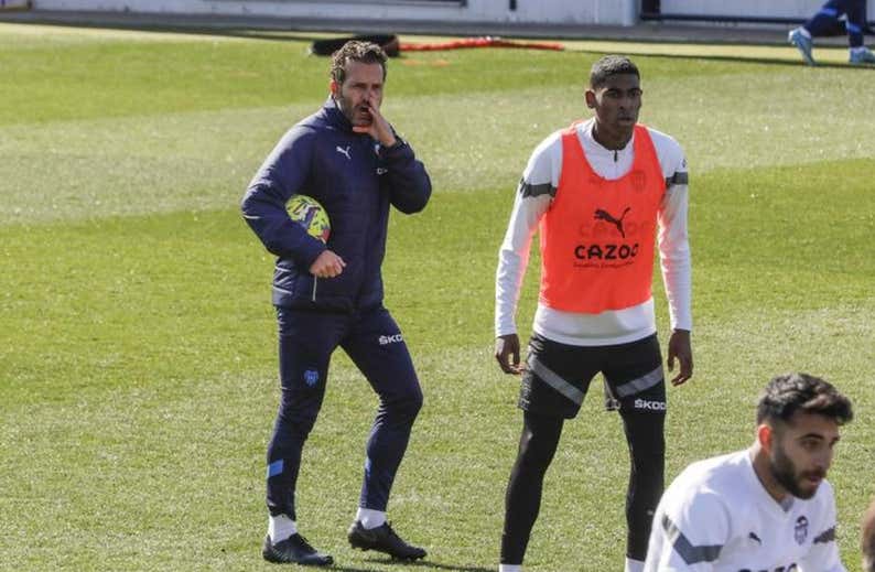Cara a cara de Baraja con los jugadores en su despacho