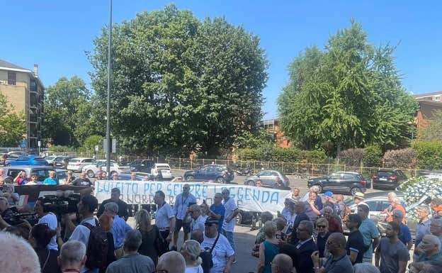 La hinchada del Inter arropa a la familia de Luis Suárez.
