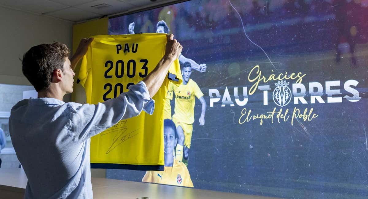 Pau Torres en su despedida del Villarreal.