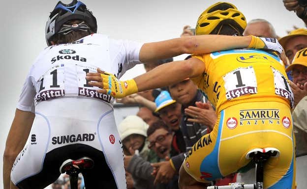 Schleck y Contador, tras cruzar la meta de la etapa 17 del Tour 2010.  AP Photo/Bas Czerwinski