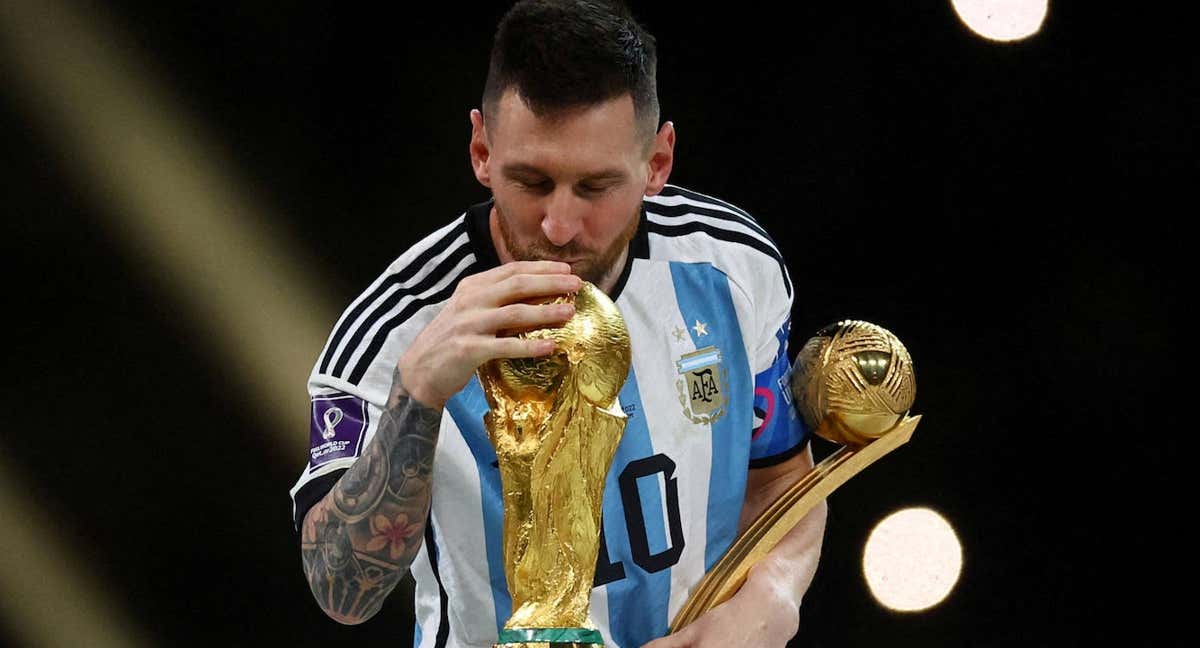 Lionel Messi besando el trofeo de la Copa Mundial de la FIFA conseguido por Argentina en Catar 2022./Reuters