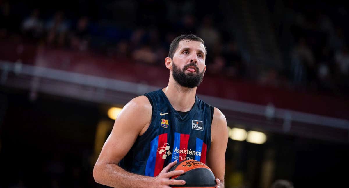 Nikola Mirotic se dispone a lanzar un tiro libre.