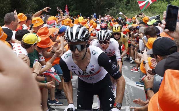 Adam Yates, Pogacar y Vingegaard, en la primera etapa del Tour, en Bilbao. REUTERS