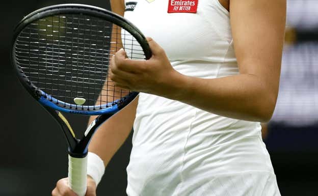 Detalle de una raqueta utilizada en Wimbledon 2023.  EFE