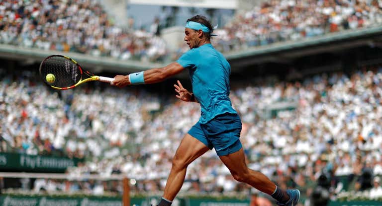 Nadal realiza un golpe liftado en Roland Garros.