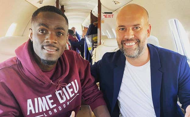Cristian Peñalba posa con Eric Bailly, central del Manchester United.  INSTAGRAM