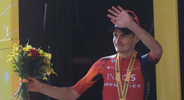 «Nos tiene que dar consejos él a nosotros»: así es Carlos Rodríguez, la sensación del Tour que está ‘atada’ por el Movistar