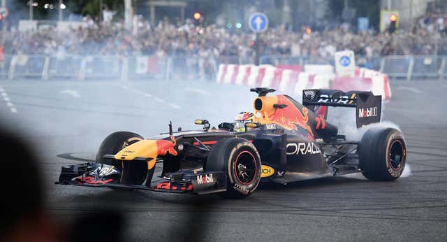 Trompos, afición enloquecida y algún ‘problema’ en el show de Checo Pérez por las calles de Madrid